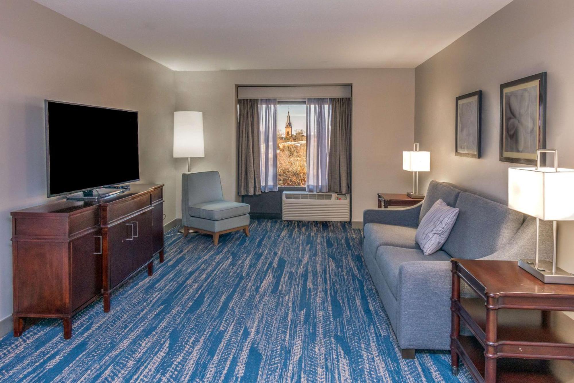 One-Bedroom King Suite with River View,1557474781:JPEG